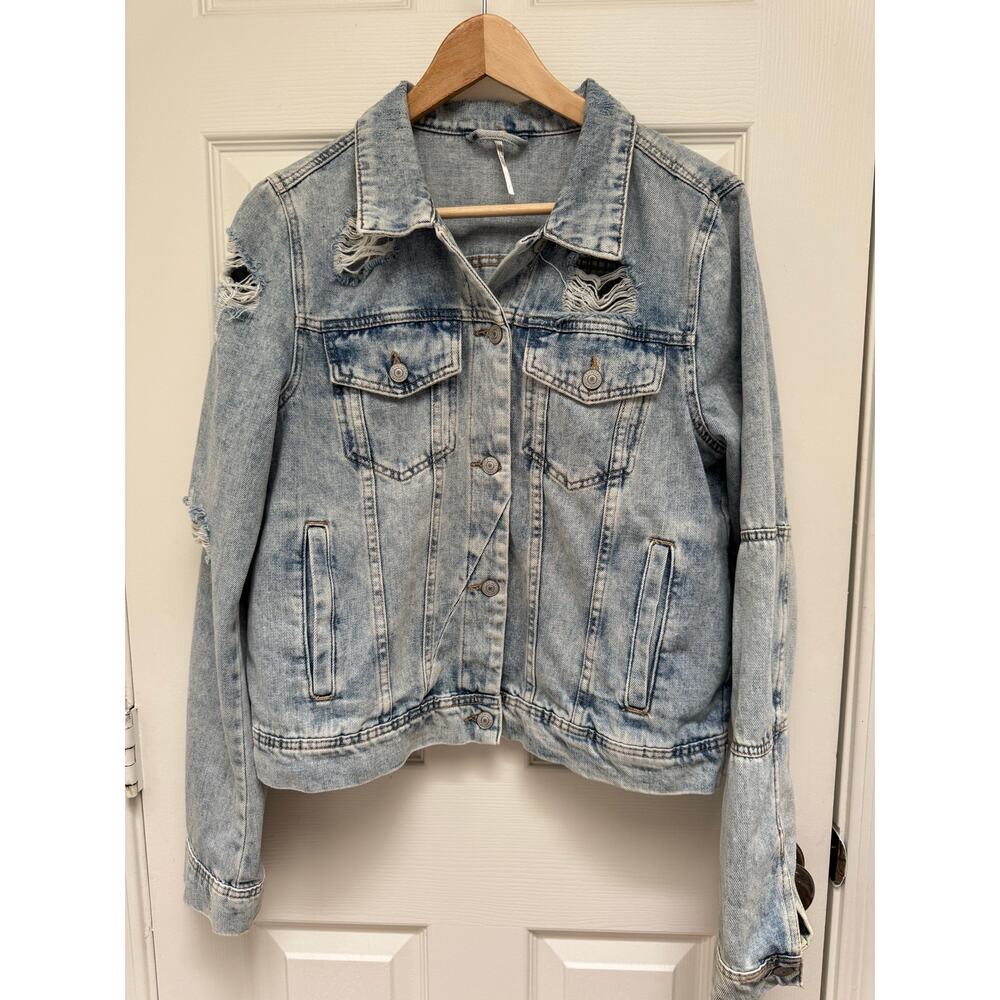Free People Trucker Style Distressed Denim Light Wash Jacket Size Large